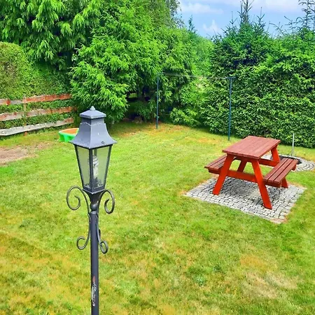 Vakantiehuis Comfortable House With Private Garden, Rusinowo